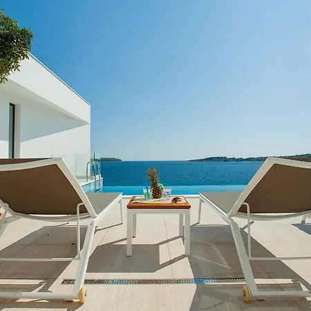 Primo Villa *