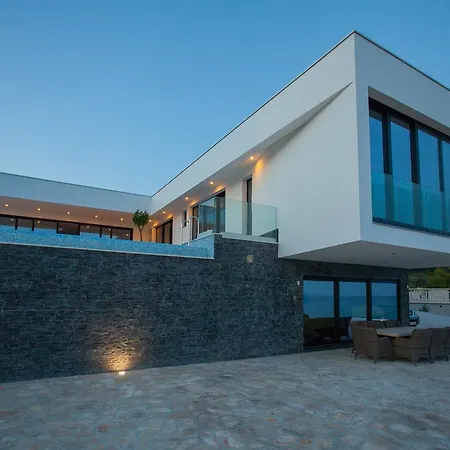 Primo Villa *