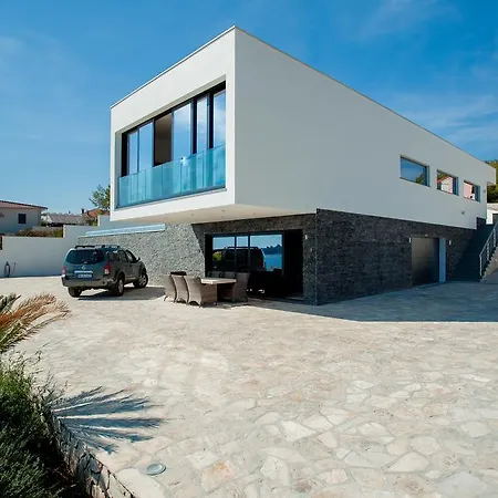 Primo Villa *