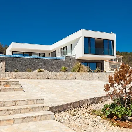 Primo Villa *